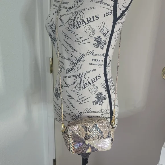 Stella McCartney Faux-Snakeskin Irredesent Camera/Crossbody (EUC)(RARE)(COA)🤍✨️ - Picture 3 of 17